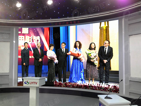 玉林廣播電視臺(tái)演播大廳3Q系列p2.5室內(nèi)全彩15㎡ 玉林廣播電視臺(tái)演播大廳3Q系列p2.5室內(nèi)全彩15㎡